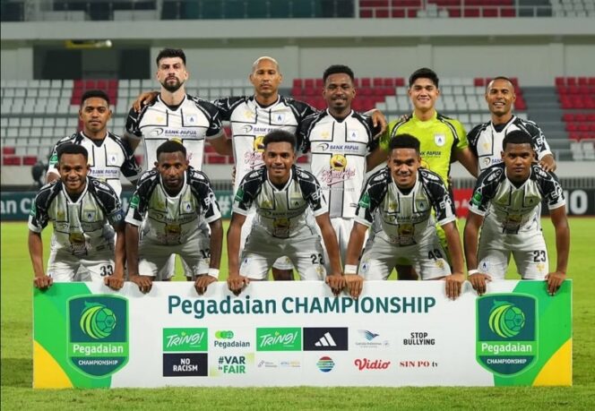 
					Skuad Persipura di laga kontra PSIS Semarang 