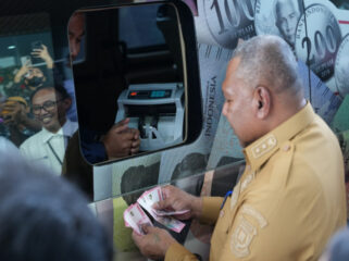 Wakil Gubernur Papua, Aryoko Rumaropen saat mengecek penukaran uang di kas keliling BI / Papua.go.id