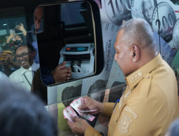 Wakil Gubernur Papua, Aryoko Rumaropen saat mengecek penukaran uang di kas keliling BI / Papua.go.id