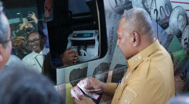 Wakil Gubernur Papua, Aryoko Rumaropen saat mengecek penukaran uang di kas keliling BI / Papua.go.id