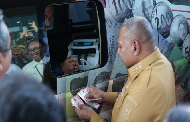 
					Wakil Gubernur Papua, Aryoko Rumaropen saat mengecek penukaran uang di kas keliling BI / Papua.go.id