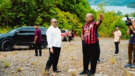 Gubernur Papua, Matius D. Fakhiri didampingi Kepala Dinas PU Provinsi Papua, Robert Awi, ketika meninjau Pelabuhan Depapre / Istimewa