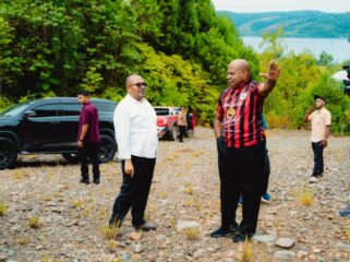 Gubernur Papua, Matius D. Fakhiri didampingi Kepala Dinas PU Provinsi Papua, Robert Awi, ketika meninjau Pelabuhan Depapre / Istimewa