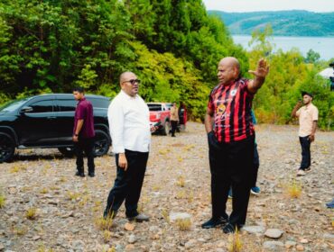 Gubernur Papua, Matius D. Fakhiri didampingi Kepala Dinas PU Provinsi Papua, Robert Awi, ketika meninjau Pelabuhan Depapre / Istimewa