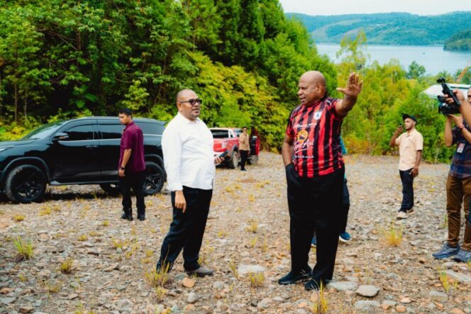 
					Gubernur Papua, Matius D. Fakhiri didampingi Kepala Dinas PU Provinsi Papua, Robert Awi, ketika meninjau Pelabuhan Depapre / Istimewa