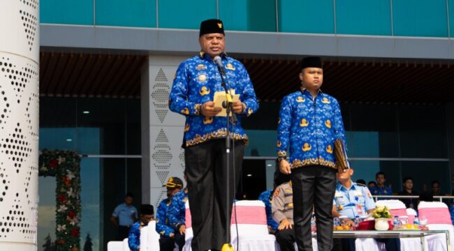 Gubernur Papua, Matius D. Fakhiri dalam upacara peringatan HUT KORPRI / Istimewa
