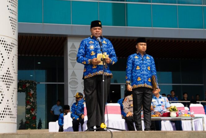 
					Gubernur Papua, Matius D. Fakhiri dalam upacara peringatan HUT KORPRI / Istimewa