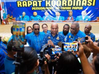 Gubernur Papua, Matius D. Fakhiri saat menghadiri Rakor KNPI / Istimewa