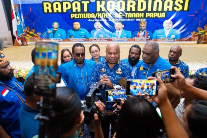 
					Gubernur Papua, Matius D. Fakhiri saat menghadiri Rakor KNPI / Istimewa