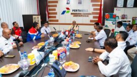 Gubernur Papua, Matius D Fakhiri mengecek kesiapan Pertamina / Istimewa