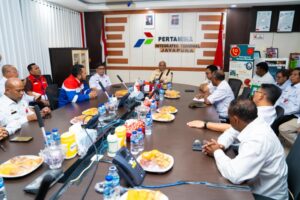Gubernur Papua, Matius D Fakhiri mengecek kesiapan Pertamina / Istimewa