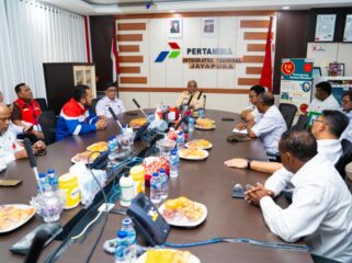 Gubernur Papua, Matius D Fakhiri mengecek kesiapan Pertamina / Istimewa