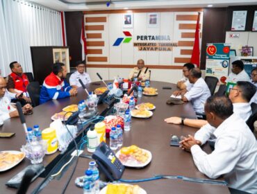 Gubernur Papua, Matius D Fakhiri mengecek kesiapan Pertamina / Istimewa