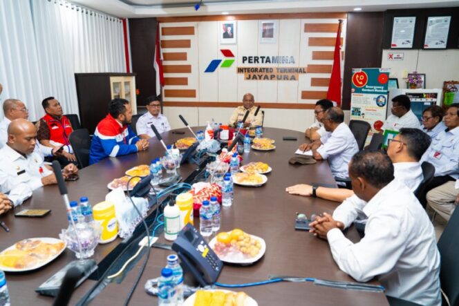 
					Gubernur Papua, Matius D Fakhiri mengecek kesiapan Pertamina / Istimewa