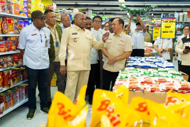 
					Gubernur cek ketersediaan bahan pokok / Istimewa