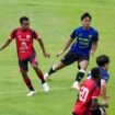 Duel pemain Persipura dengan Persita 