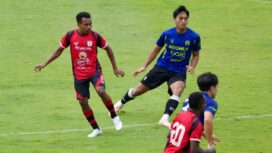 Duel pemain Persipura dengan Persita 