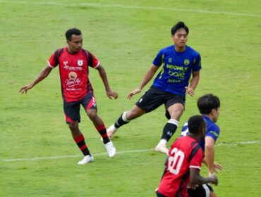 Duel pemain Persipura dengan Persita 