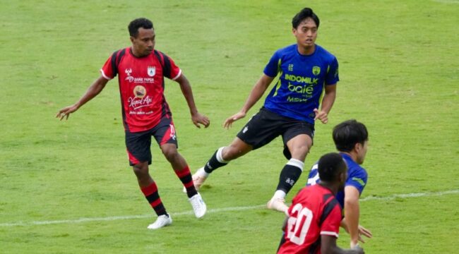 Duel pemain Persipura dengan Persita 