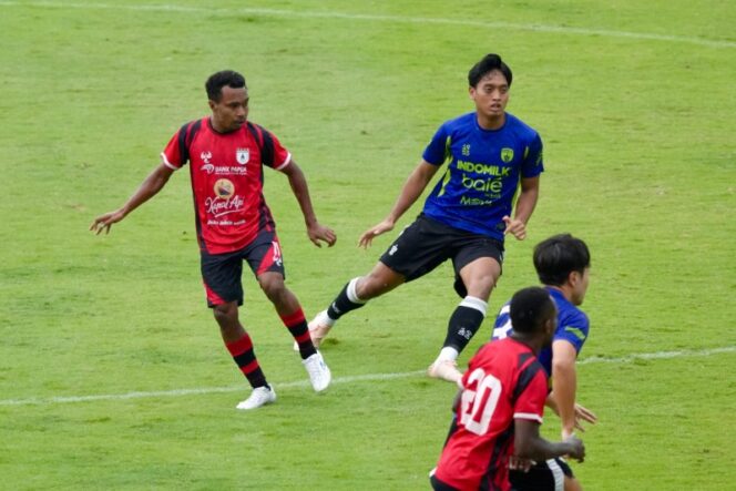 
					Duel pemain Persipura dengan Persita 