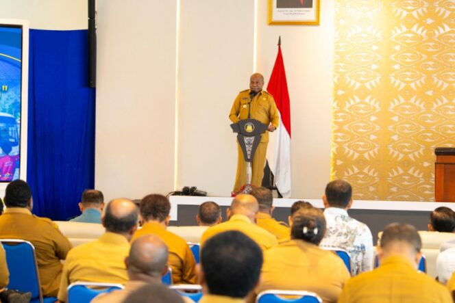 
					Gubernur Papua, Matius D. Fakhiri memberikan sambutan dalam peluncuran program layanan tiket gratis Natal dan Tahun Baru / Istimewa