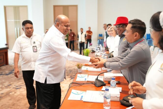 
					Gubernur Papua, Matius D. Fakhiri menerima kunjungan kerja Komisi IX DPR RI / Istimewa