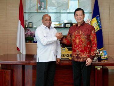 Gubernur Provinsi Papua, Matius Fakhiri bersama Duta Besar Republik Indonesia untuk Papua Nugini dan Kepulauan Solomon, Andriana Supandy / Istimewa