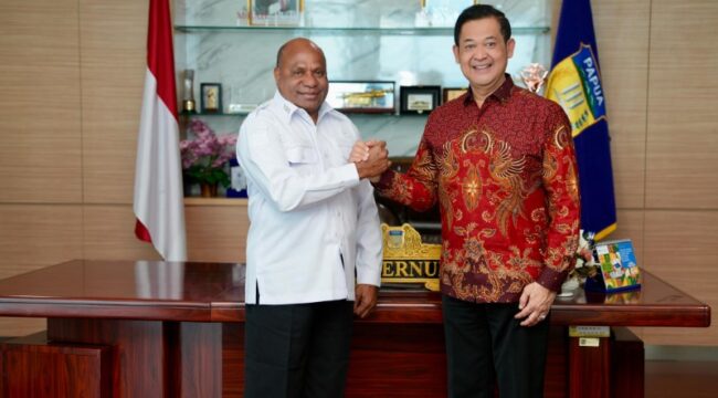 Gubernur Provinsi Papua, Matius Fakhiri bersama Duta Besar Republik Indonesia untuk Papua Nugini dan Kepulauan Solomon, Andriana Supandy / Istimewa