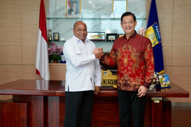 
					Gubernur Provinsi Papua, Matius Fakhiri bersama Duta Besar Republik Indonesia untuk Papua Nugini dan Kepulauan Solomon, Andriana Supandy / Istimewa
