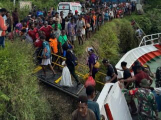 Para pemudik yang baru turun dari kapal / Istimewa