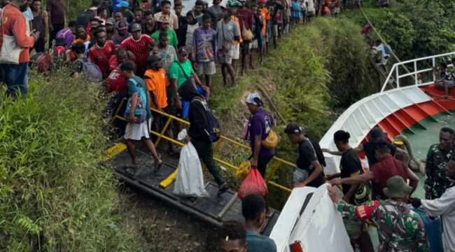 Para pemudik yang baru turun dari kapal / Istimewa