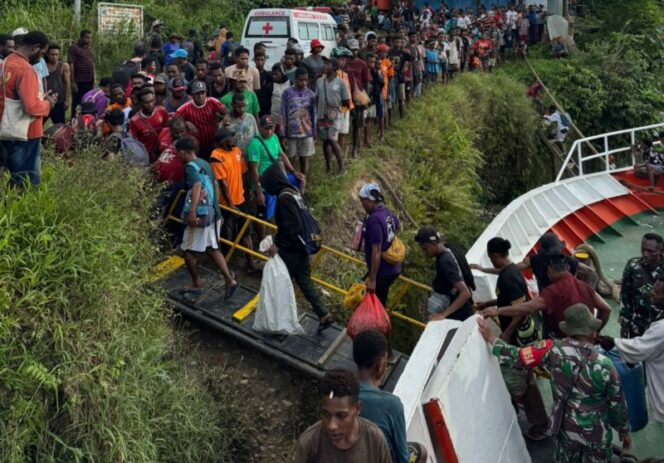 
					Para pemudik yang baru turun dari kapal / Istimewa