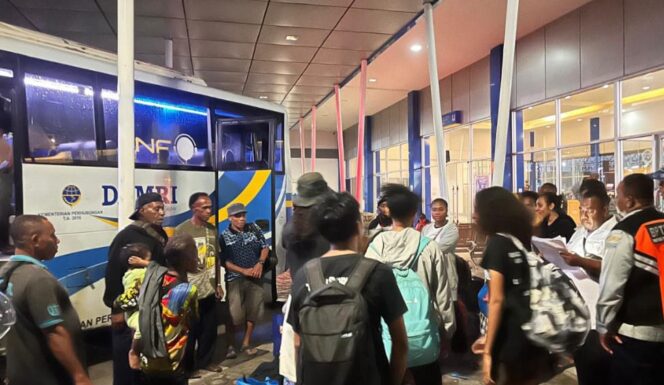 
					Tampak penumpang mudik gratis jalur darat sedang mengantre / Istimewa