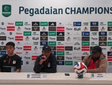 Kubu Persipura pada konferensi pers jelang laga vs Persela / Istimewa