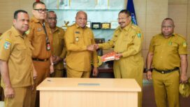 Gubernur Papua, Matius D. Fakhiri menyerahkan aset ke Provinsi Papua Pegunungan, John Tabo / Istimewa