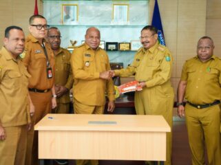 Gubernur Papua, Matius D. Fakhiri menyerahkan aset ke Provinsi Papua Pegunungan, John Tabo / Istimewa 