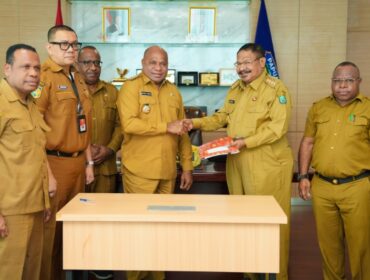 Gubernur Papua, Matius D. Fakhiri menyerahkan aset ke Provinsi Papua Pegunungan, John Tabo / Istimewa 