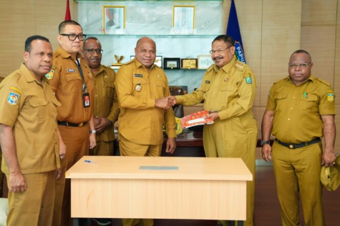 
					Gubernur Papua, Matius D. Fakhiri menyerahkan aset ke Provinsi Papua Pegunungan, John Tabo / Istimewa 