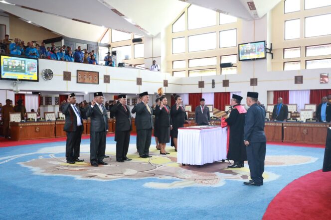 
					Pelantikan anggota DPR Papua jalur pengangkatan / dok Dian Mustikawati 