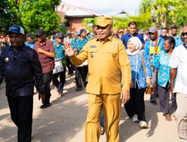 Gubernur Papua, Matius Fakhiri saat berkunjung ke Kampung Atamali / Istimewa