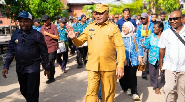 Gubernur Papua, Matius Fakhiri saat berkunjung ke Kampung Atamali / Istimewa