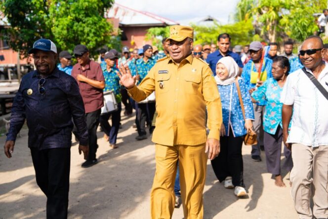 
					Gubernur Papua, Matius Fakhiri saat berkunjung ke Kampung Atamali / Istimewa