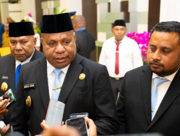 Gubernur Papua, Matius D. Fakhiri ketika diwawancarai 