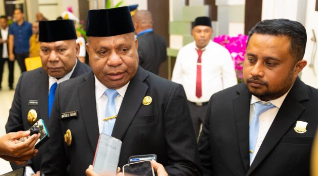 Gubernur Papua, Matius D. Fakhiri ketika diwawancarai 
