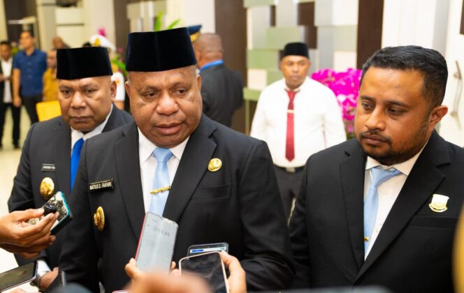 
					Gubernur Papua, Matius D. Fakhiri ketika diwawancarai 