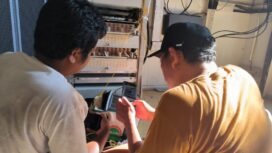 Teknisi Indosat sedang memperbaiki jaringan telekomunikasi / Indosat