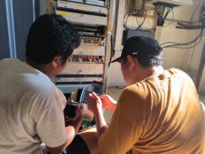 Teknisi Indosat sedang memperbaiki jaringan telekomunikasi / Indosat