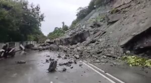 Longsor di Jalan Ring Road Kota Jayapura / facebook