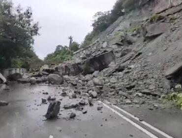 Longsor di Jalan Ring Road Kota Jayapura / facebook