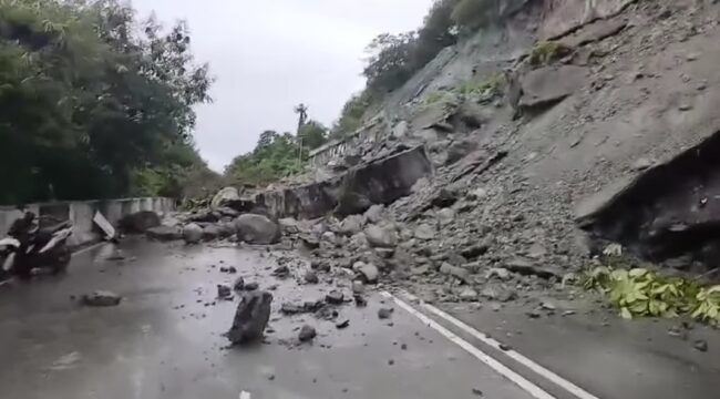 Longsor di Jalan Ring Road Kota Jayapura / facebook